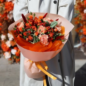 Букет "Инесса" из кустовых роз, гиперикума и диантусов в Пушкино