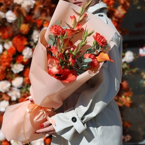 Букет "На закате дня" из гладиолусов, калл, гиперикума и диантусов в Пушкино