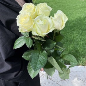 Букет из 5 белых роз (70 см) в Пушкино