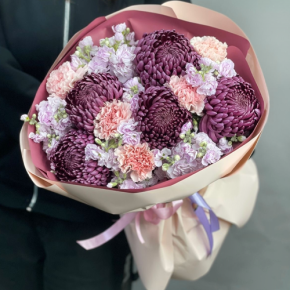 Букет "Софи" из хризантем Бигоуди, диантусов и ароматных маттиол в Пушкино