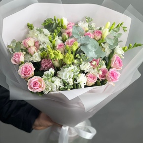 Букет "Особый случай " из ароматных маттиол, фрезий и кустовых роз в Пушкино