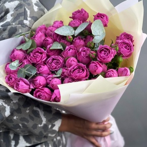 Букет "Малиновый бисквит" из кустовых и пионовидных роз и эвкалипта в Пушкино