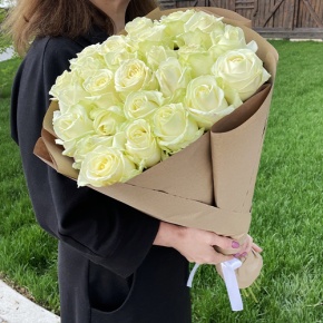 Букет из 25 белых роз в крафте (70 см) в Пушкино