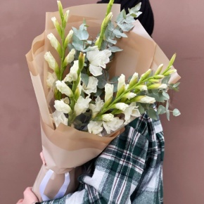 Букет из 5 белых гладиолусов и эвкалипта в Пушкино