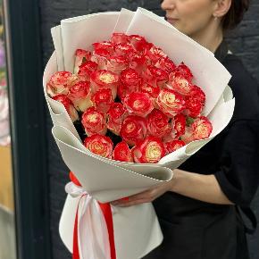 Букет " Клубничный коктейль" из 35 бело-красных роз в Пушкино