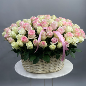 Композиция в корзине из 101 кенийской розы пастельный микс (40 см) в Пушкино