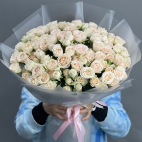 Букет из 35 кремовых кустовых роз (50 см) в Пушкино