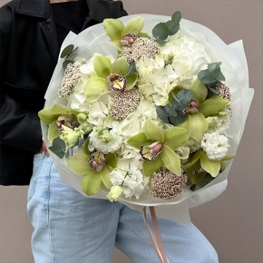 Букет "Эдем" из гортензии, орхидей, эустом, эвкалипта и озатамнуса в Пушкино