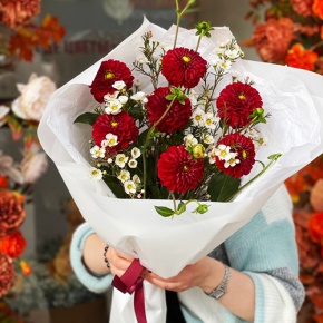 Букет "Марс" из георгин и хамелациума в Пушкино