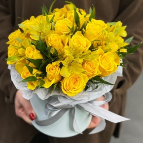 Композиция в шляпной коробке "Розиль" из альстромерий и роз в Пушкино