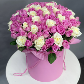 Композиция в шляпной коробке из 151 розы кения микс в Пушкино