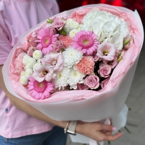 Букет "Розовые облака" из хризантемы, кустовых роз, диантусов, гортензии и эустом в Пушкино