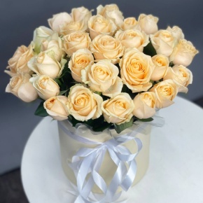 Композиция в шляпной коробке из 35 кремовых кенийских роз в Пушкино