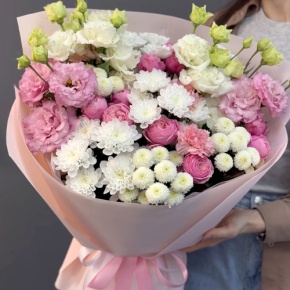 Букет "Задыхаюсь от нежности" из хризантемы, кустовых пионовидных роз, диантусов и эустом в Пушкино