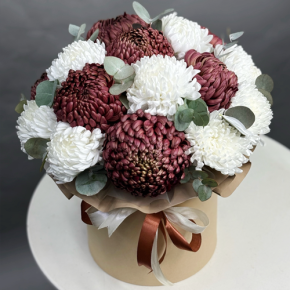 Композиция в шляпной коробке из 19 хризантем  в Пушкино