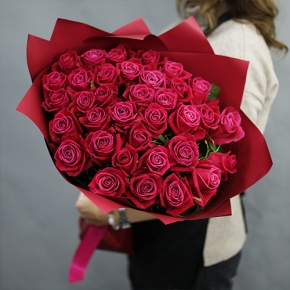 Букет из 35 малиновых роз Шангрила (50 см) в Пушкино