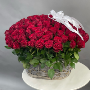 Композиция в корзине из 101 красной розы в Пушкино