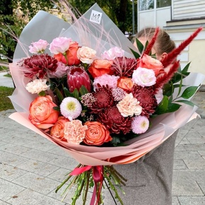 Букет "Каркаде" из хризантем Бигоуди и Момоко, роз Эквадор Кахала, озатамнуса,  эустом, протеи, и диантусов в Пушкино