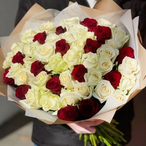Букет 51 белая и красная роза (50 см) в Пушкино