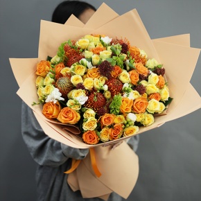 Букет "Осенние грёзы" из лейко, роз, фрезий, скиммии, молюцеллы и лейко в Пушкино