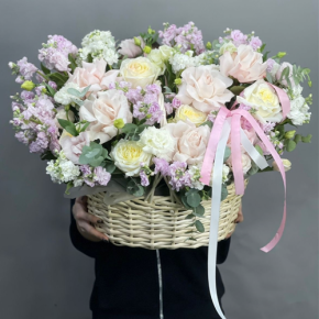 Композиция в корзине из роз Эквадор и ароматных маттиол в Пушкино