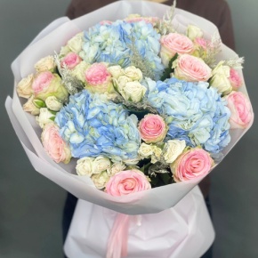 Букет "Легкий ветерок" из роз, конифера и гортензий в Пушкино