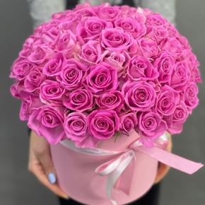 Композиция в шляпной коробке из 71 кенийской розы в Пушкино