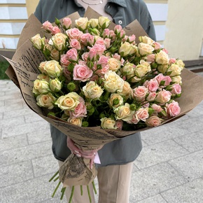 Букет из 19 кустовых роз в крафте (60 см) в Пушкино