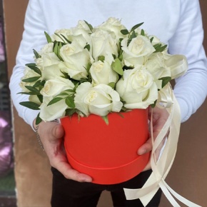Композиция в шляпной коробке из 25 белых роз в Пушкино