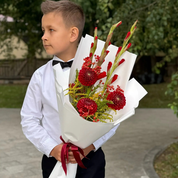Букет на 1 сентября с красными гладиолусами, георгинами и калиной в Пушкино
