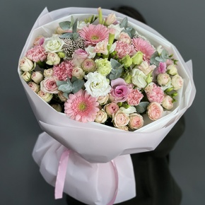Букет "Я с тобой" из роз, эвкалипта, гербер, ароматных фрезий, озатамнуса, эустом и диантусов в Пушкино