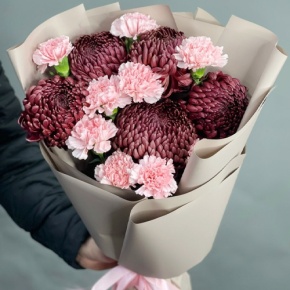 Букет из хризантем Бигоуди и розовых диантусов в Пушкино