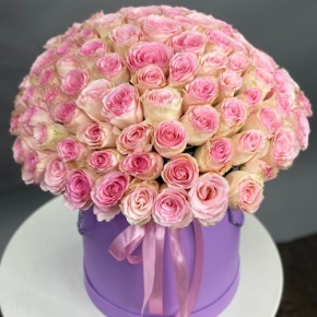 Композиция в шляпной коробке из 151 розы кения в Пушкино