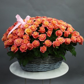 Композиция в корзине из 101 розы Мисс Пигги (50 см) в Пушкино