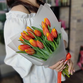 Букет из 15 огненных тюльпанов в Пушкино