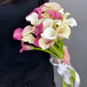 Букет из 21 каллы микс в Пушкино