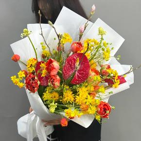 Букет с кустовыми ранункулюсами, антуриумом, тюльпанами и нарциссами в Пушкино