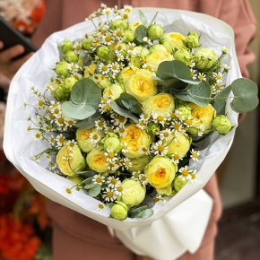 Букет "Иветта" из лимонных пионовидных кустовых роз и ромашек в Пушкино