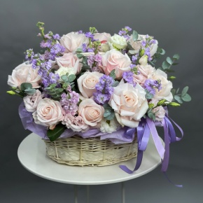 Композиция в корзине из французских роз и ароматных маттиол в Пушкино