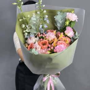 Букет "Таинственное очарование" из мазровых роз Риджентс парк, гиперикума, альстромерий, эустом и дельфиниума в Пушкино