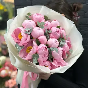 Букет из 15 лососевых пионов с эвкалиптом в Пушкино