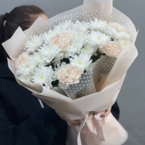 Букет из хризантем и диантусов пудра в Пушкино