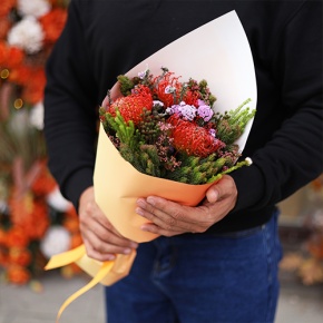 Букет "Капс" из лейко и экзотики в Пушкино