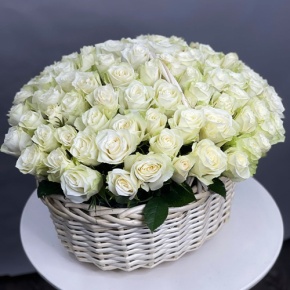 101 белая роза в корзине (40 см) в Пушкино