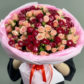 Букет "Рубиновый гранит" из 35 кустовых роз микс (50 см) в Пушкино