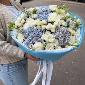 Букет "Голубые облака" из хризантемы, диантусов, Голландской гортензии, дельфиниума и эустомы в Пушкино