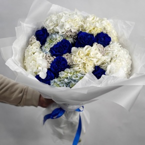 Букет "Моника" из белых гортензий, синих роз Эквадор и озатамнуса в Пушкино