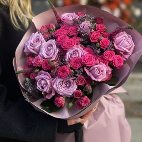 Букет "Малиновый вечер" из кустовых малиновых роз, вероники, лимониума и роз Меритим в Пушкино