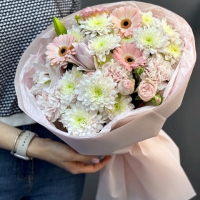 Букет "Дружба" из хризантемы, пионовидной лилии, гербер, диантусов и кустовых роз в Пушкино