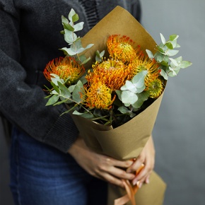 Букет "Гости из будущего" из 5 лейко и эвкалипта в Пушкино